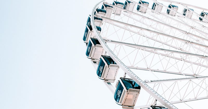 Parcs d'attractions en famille : comparatif et bons plans pour des journées magiques